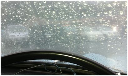 車のフロントガラス 内側 汚れはこれで完璧 ムラも曇りもない方法 くるまと